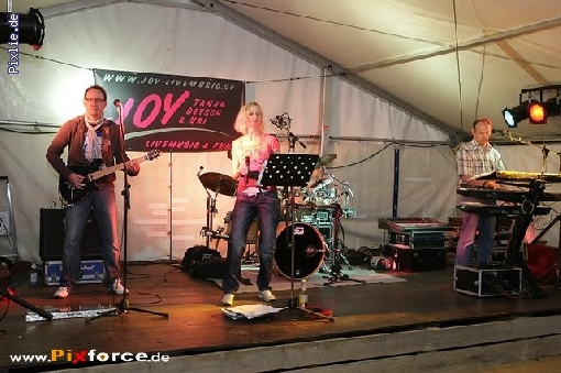 http://www.joy-livemusic.de/pixlie/cache/vs_2011-08-08%20Kirwa%20Raumetengruen_Raumetengruen2011-08-08_eddi_003.jpg