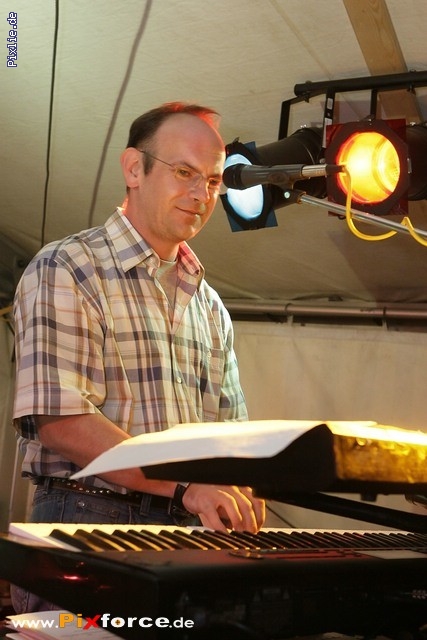 http://www.joy-livemusic.de/pixlie/cache/vs_2011-08-08%20Kirwa%20Raumetengruen_Raumetengruen2011-08-08_eddi_004.jpg