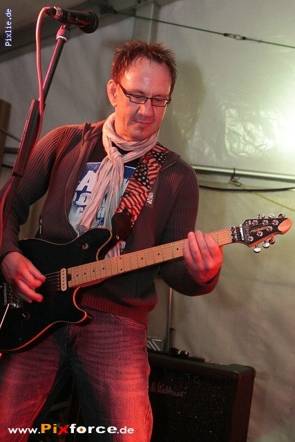 http://www.joy-livemusic.de/pixlie/cache/vs_2011-08-08%20Kirwa%20Raumetengruen_Raumetengruen2011-08-08_eddi_008.jpg