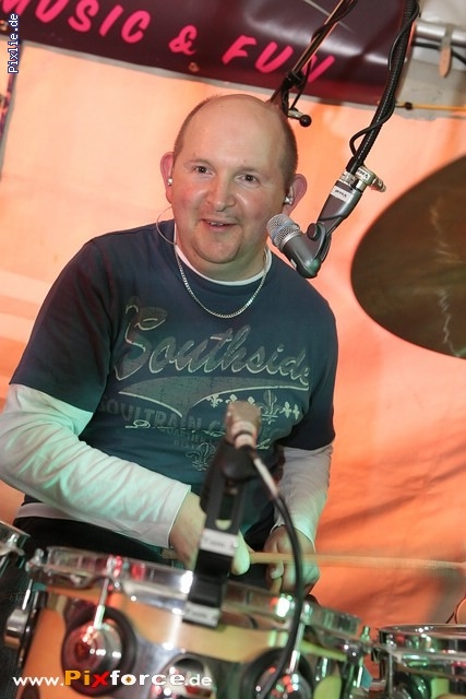 http://www.joy-livemusic.de/pixlie/cache/vs_2011-08-08%20Kirwa%20Raumetengruen_Raumetengruen2011-08-08_eddi_012.jpg