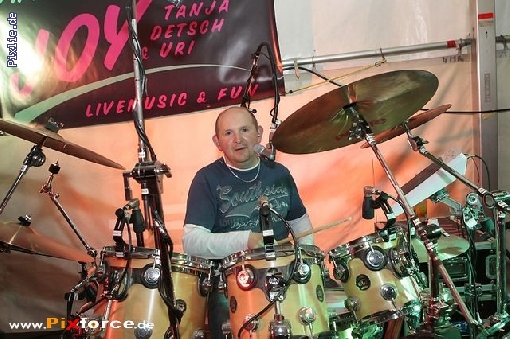 http://www.joy-livemusic.de/pixlie/cache/vs_2011-08-08%20Kirwa%20Raumetengruen_Raumetengruen2011-08-08_eddi_014.jpg