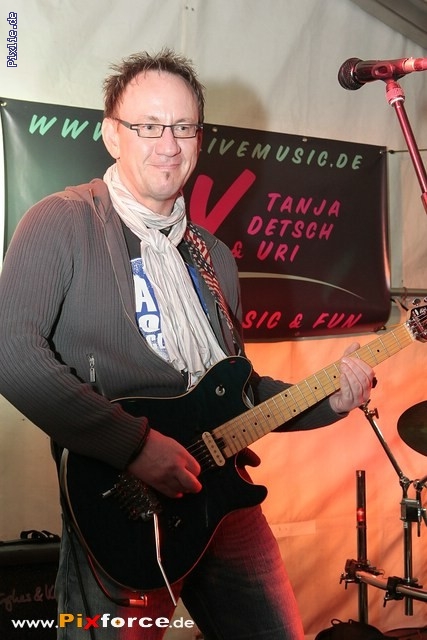 http://www.joy-livemusic.de/pixlie/cache/vs_2011-08-08%20Kirwa%20Raumetengruen_Raumetengruen2011-08-08_eddi_016.jpg