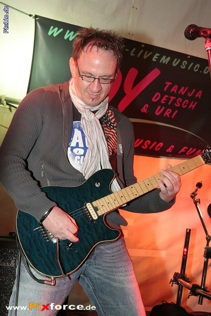 http://www.joy-livemusic.de/pixlie/cache/vs_2011-08-08%20Kirwa%20Raumetengruen_Raumetengruen2011-08-08_eddi_018.jpg