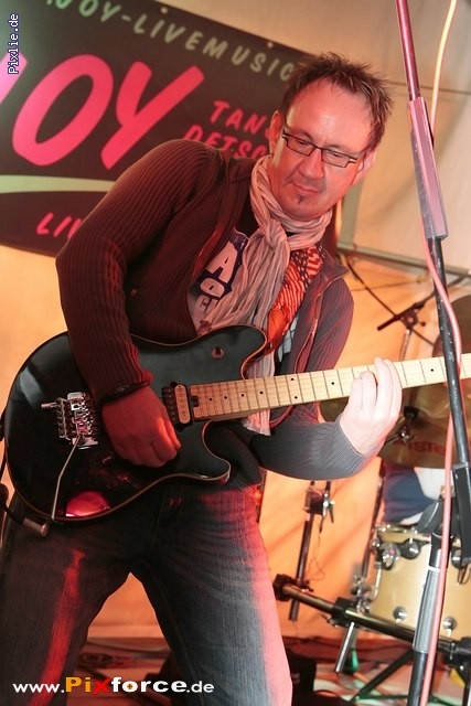 http://www.joy-livemusic.de/pixlie/cache/vs_2011-08-08%20Kirwa%20Raumetengruen_Raumetengruen2011-08-08_eddi_019.jpg