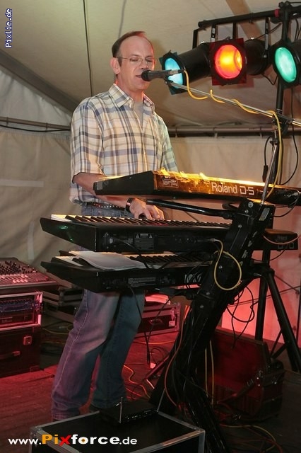 http://www.joy-livemusic.de/pixlie/cache/vs_2011-08-08%20Kirwa%20Raumetengruen_Raumetengruen2011-08-08_eddi_067.jpg