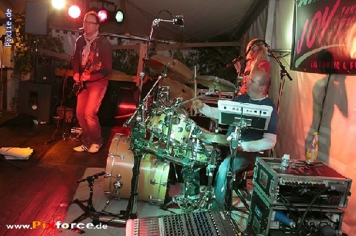 http://www.joy-livemusic.de/pixlie/cache/vs_2011-08-08%20Kirwa%20Raumetengruen_Raumetengruen2011-08-08_eddi_068.jpg