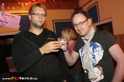 http://www.joy-livemusic.de/pixlie/cache/vs_2011-08-08%20Kirwa%20Raumetengruen_Raumetengruen2011-08-08_eddi_073.jpg