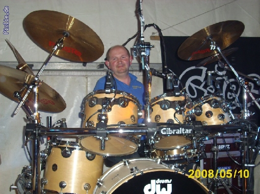 http://www.joy-livemusic.de/pixlie/cache/vs_bunt%20gemischtes_Sieht%20echt%20gut%20aus%20%20das%20Schlagzeug.jpg