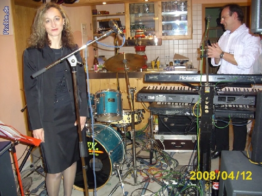 http://www.joy-livemusic.de/pixlie/cache/vs_bunt%20gemischtes_Uri%20ist%20nicht%20so%20verzweifelt%20wie%20er%20aussieht.jpg